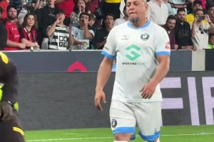 卡洛斯暖心满足冲场小球迷，合影时全场球迷送上掌声