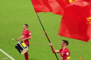 这气氛让人羡慕了！成都蓉城球员和球迷全场合唱，相互致敬！