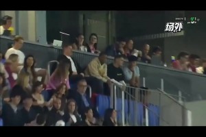 加维看球时一直让亚马尔坐过来：快过来快过来，你不过来就算了~