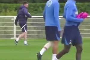 有惊无险！来看看热刺平常训练中的愉快氛围！