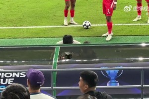 恩加德乌解围砸穿替补席顶棚，塞蒂恩被误伤，看着已经流血了