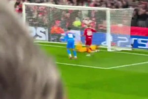 点燃安菲尔德！现场球迷各个角度拍摄范迪克补时绝杀！