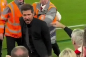 火气真大啊！球迷实拍西蒙尼和利物浦球迷冲突