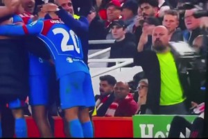 西蒙尼破防原因？马竞扳平时，这位利物浦球迷在一旁狂喷脏话