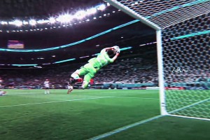 “当所有阿根廷球员都回头的那一刻，大马丁就是场上唯一的光”