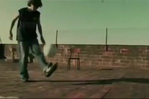 球王成长时！梅西20年前的广告！当时你注意到这个小伙子了吗？