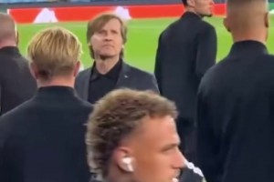 万语难尽涩于口！穿着阿玛尼套装回曼城踩场的德布劳内！