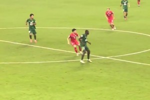 忍无可忍！实拍：工体现场国安球迷怒骂恩加德乌“不踢滚蛋”