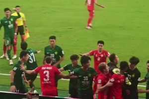 国安工作人员正在拉架，结果被主场球迷扔的水瓶砸到头部