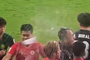 误伤！国安河内冲突过程中，工体球迷投掷的水瓶击中了国安队医