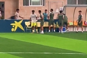 细节：比赛中场休息时教练单独对刘凯源开小灶，但刘凯源西语差些