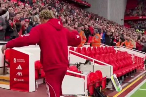 5场英超打进3球！埃基蒂克离场时利物浦球迷为他送上热烈的掌声