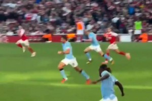 太猛了！哈兰德前一秒还在中场，后一秒就大步流星杀入阿森纳禁区