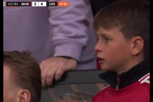 曼联球迷：那一刻，小男孩仿佛看到了爸爸口中那个无所不能的红魔