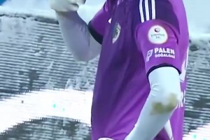 太冷了！土甲门将比赛时喝热茶取暖