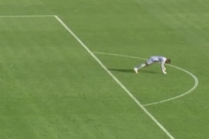 太吓人了！非洲杯苏丹门将比赛中突然晕倒，恢复后不下场继续比赛