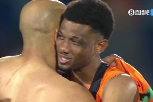 非洲杯赛场相遇！姆伯莫与阿玛德赛后互换球衣，并拥抱致意