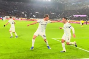 国米取胜功臣！实拍：埃斯波西托与劳塔罗相拥庆祝进球