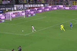 超越身体的极限！名场面：基耶萨被门将扑倒仍然站起身把球打进！