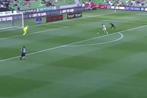 大脑突然宕机？墨尔本胜利后卫离谱失误送对手大礼！