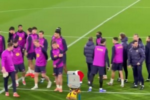 全家福！巴萨训练的球迷公开日！