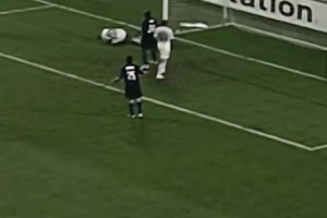 蓝黑门神！欧冠官推：圣塞萨尔的反应有多快？这记神扑已说明一切