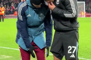 赛后赖斯告诉罗杰斯：太糟糕了！我的膝盖肿胀了