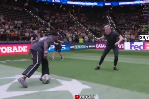 太有节目效果了！甲亢哥此前慈善赛单挑卡拉格，少林功夫没白学！