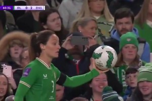 投石机！名场面：爱尔兰女足球员大力投掷界外球火爆外网！