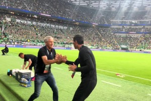 谦逊使人进步！来看邵佳一与前国安主帅塞蒂恩握手时的动作举止