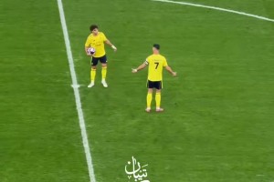 不满！丢球后C罗向菲利克斯抱怨