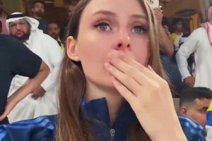 可惜了！C罗停球失误直接送给门将，看台上的女球迷抱头不敢相信