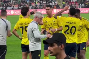 罗教练！C罗在补水时指导菲利克斯和科曼