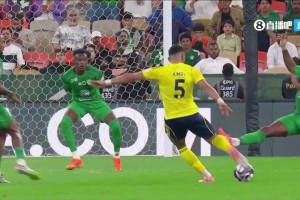 超级失误！吉达国民门将下蛋送礼！阿姆里远射破门扳回一城！