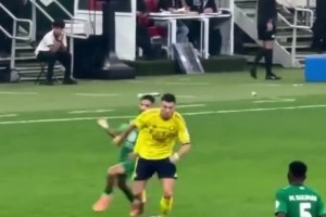 脚风不顺！C罗带球打门射偏很懊恼