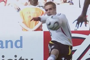 22年后卫生涯从未染红！网友：那几年的最佳边后卫取决于他踢哪边