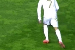 半场即射程！当年C罗暴力远射后晒大腿肌肉这一幕，你还记得吗？