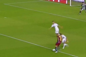 巅峰梅西的盘带与过人能力真的太恐怖了！能阻挡他的仿佛只有犯规