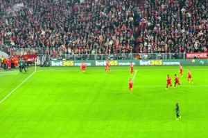 现场视角看卡尔突破后远射破门！拜仁球迷：这就是42号的传承！