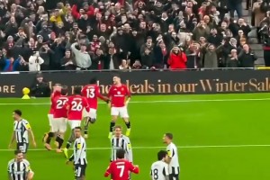 这脚凌空真的太爽了！曼联球迷：原来你小子的最佳位置是右边锋！