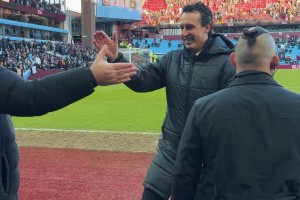 赢球后的埃梅里喜笑颜开，奥纳纳再次做出经典动作