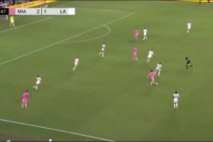 球商压制！名场面：梅西灵光乍现后脚跟助攻苏亚雷斯破门！