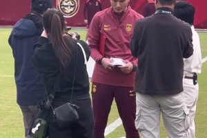 新国足肇庆进行首次训练，邵佳一教练组亲自示范动作