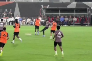 皇马在西超杯半决赛前的最后一次训练，大家训练都很认真呀~