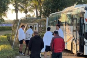 郑智上任后首签❓️直播吧记者直击西海岸冬训：前国脚彭欣力现身