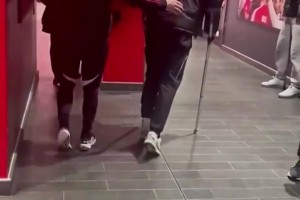 伤得不轻啊！布拉德利被拍到拄拐离开酋长球场