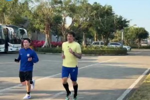 先练体能！直播吧记者直击泰山冬训：王大雷慢跑 B队教练组跑步回驻地