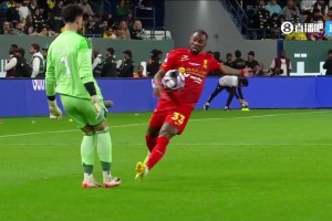 太逆天了！胜利门将送超级大礼！奎尼奥内斯笑纳空门！