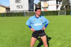 松弛感！网友恶搞模仿马拉多纳的热身！这个“特效”太搞了！