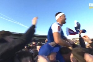淘汰卫冕冠军！球迷冲入场内把自家球员扛在肩上庆祝